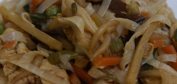 Рисовая лапша с овощами и курицей по-китайски