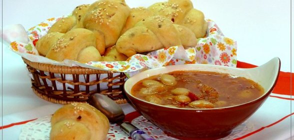 Томатный суп с гигантской фасолью и постными картофельными рогаликами + булочки с зеленым луком