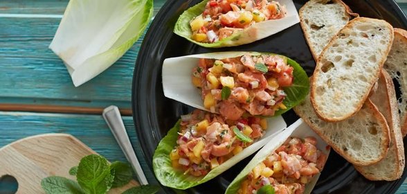 Тартар из лосося в «чашках» из цикория