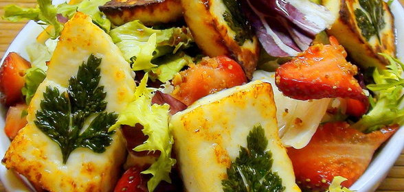 Салат с клубникой, жаренный сыром и миндалём