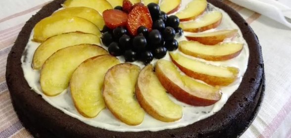 Мокрый черничный пирог со смородиной и персиками