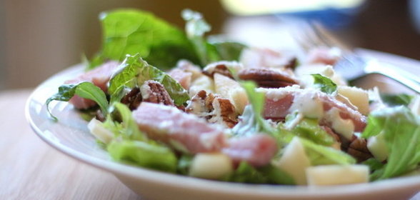 Салат с ветчиной и яблоком