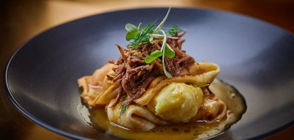 Блины с говяжьей вырезкой, луком порей и мясным соусом Жу
