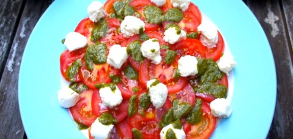 Помидоры с моцареллой и песто