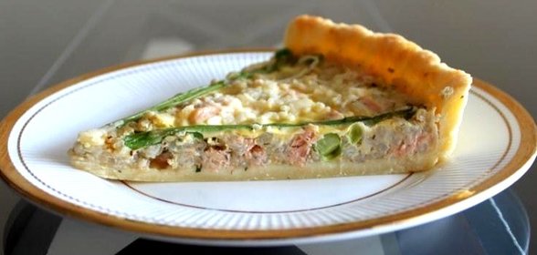 Киш с рисом, лососем и спаржей