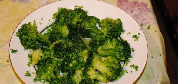 Брокколи, запеченная с чесноком
