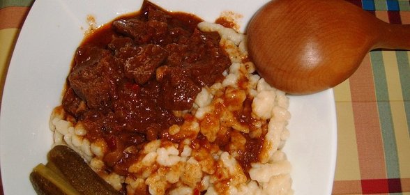 ПЁРКЁЛЬТ С ГОВЯДИНОЙ И ГАЛУШКАМИ- MARHAPÖRKÖLT NOKEDLIVEL