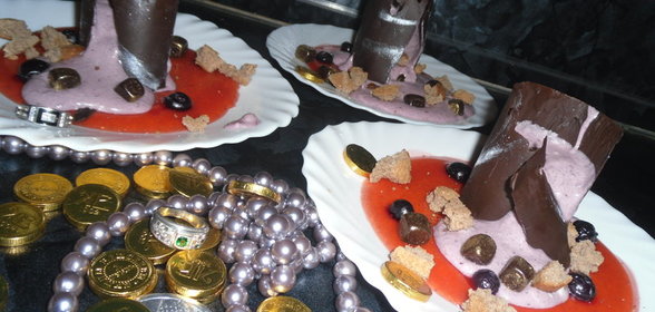 Десерт из черничного мусса с бисквитной крошкой и шоколадом Сокровища Черной Башни