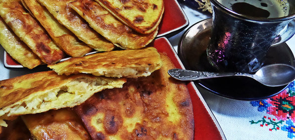 Пирожки из тортильи с картошкой и беконом