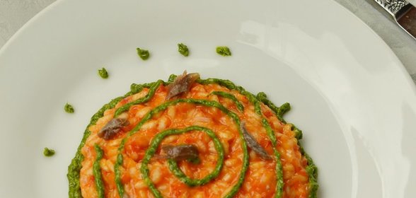 Сливочное ризотто с красным перцем, соусом из петрушки и анчоусами