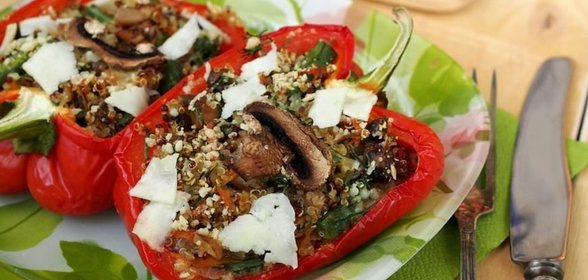 Болгарский перец, фаршированный грибами, овощами и киноа