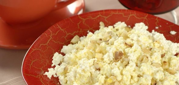 Творог с медом и орехами