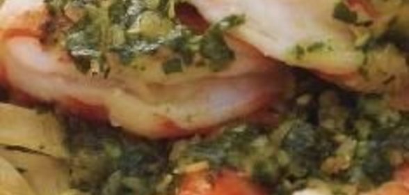Паста с креветками и соусом песто, запеченная в пергаменте