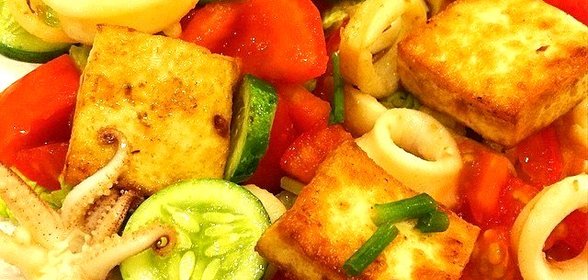 Теплый салат с кальмарами и тофу