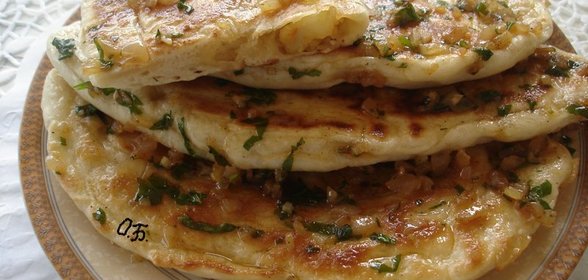 Лепешки с креветками и соусом