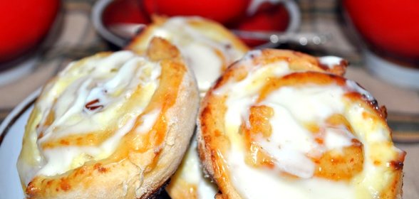 Завитушки с творогом в сметанной заливке