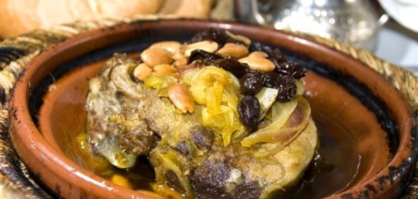 Тажин из ягненка с черносливом, корицей, миндалем и кунжутом