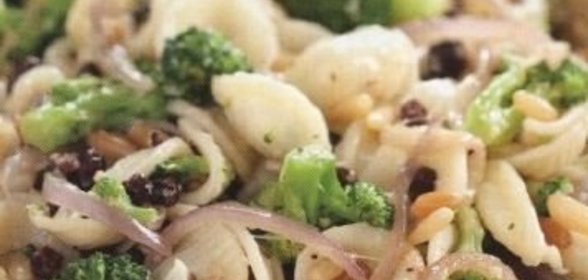 Макароны с брокколи, кедровыми орешками, смородиной и луком