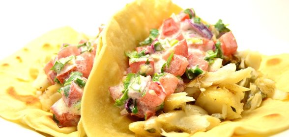 Тако с жареной треской и соусом сальса