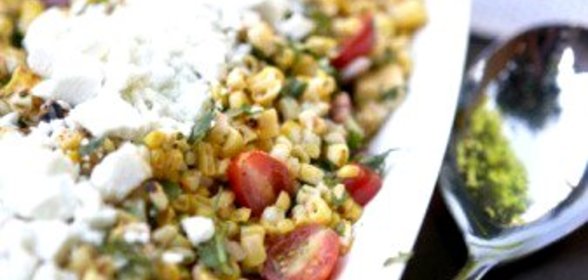 Салат из кукурузы, козьего сыра и помидоров черри