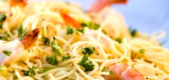 Тайский салат с лапшой и креветками