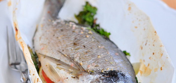 Дорада запеченная на ароматных травах со специями