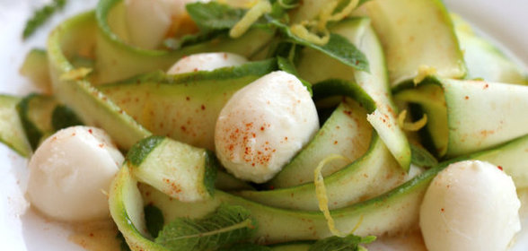 Салат из цукини с моцареллой