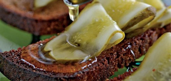 Черный хлеб с огурцами и медом