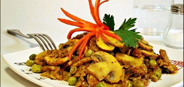 Острое карри из шампиньонов с горошком