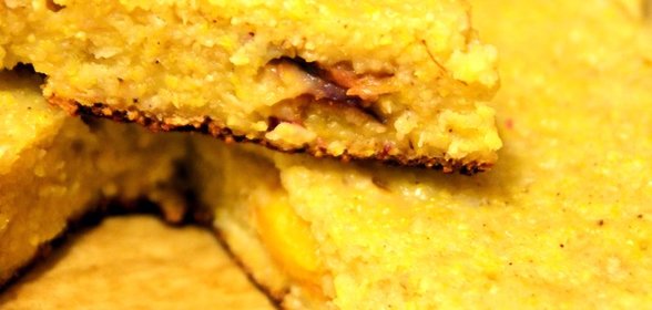 Пирог из кукурузной крупы с бананом и персиком
