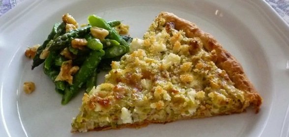 Пирог с козьим сыром, луком и фундуком