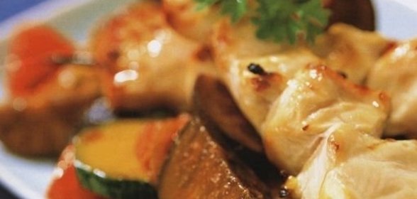 Салат овощной с сыром, заправленный соусом
