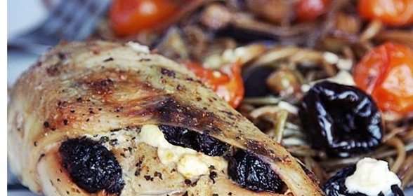 Куриная грудка с черносливом и сыром, и спагетти с баклажанами