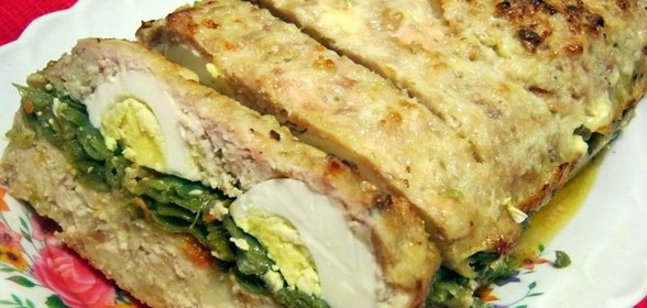 Куриный рулет с яйцом и стручковой фасолью
