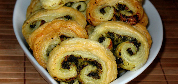 Тёплая закуска: Свиные ушки с песто