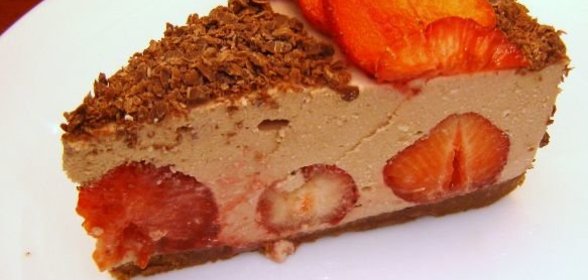 Творожный торт с шоколадом и клубникой