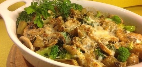 Баклажаны, запеченные с грибами и брокколи