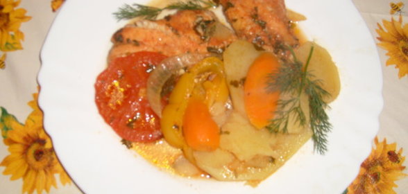 Окунь с овощами в горшочке