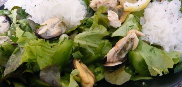 Зеленый салат с мидиями и гребешками