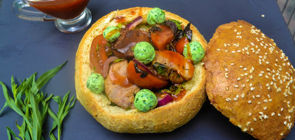 Копчёные рёбрышки, с овощами, мятным сыром, соусом барбекю, в булке из цельной муки