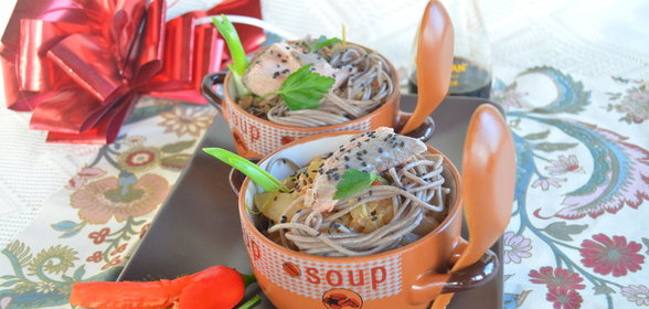 Гречневая лапша (соба) с рыбным соусом и кольраби