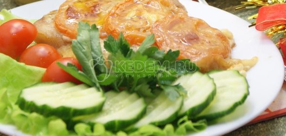 Запеченное мясо с помидорами и сыром