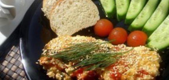 Омлет с зелёным лучком и помидорками