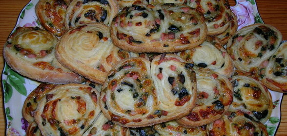 Закусочные мини-рулетики к супу с маслинами и ветчиной