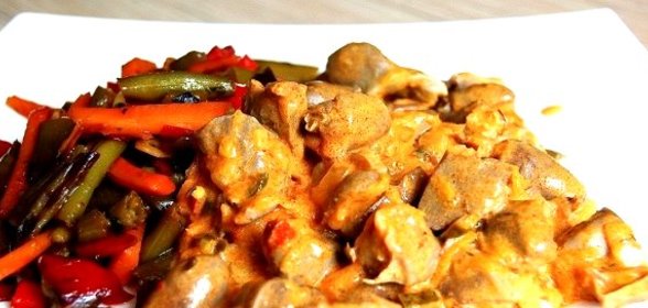 Куриные потроха в сметане
