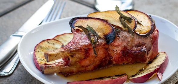 Свиная грудинка, запеченная на гриль-доске