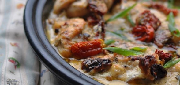 Курица, запеченная в сливочно-сырном соусе с вялеными томатами и прованскими травами