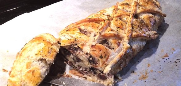 Мясной рулет с грибами в слоеном тесте