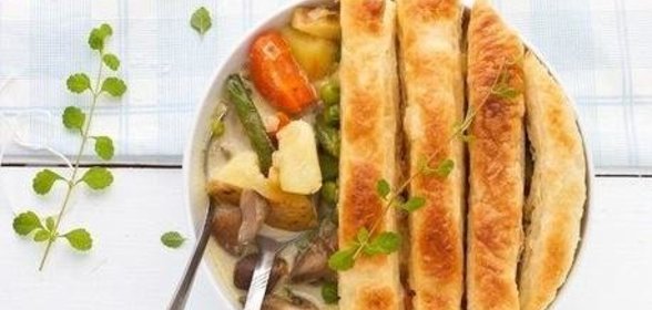 Ленивый вегетарианский пирог в горшочке с овощами