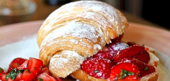 Круассаны с клубникой